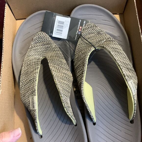 Hey Dude Men\'s Size 10 brown sandals NWT main image 9